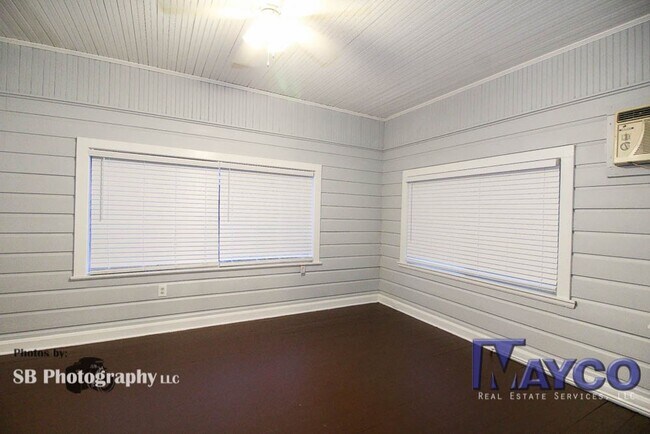 Building Photo - 1 bedroom duplex apartment in Highland!