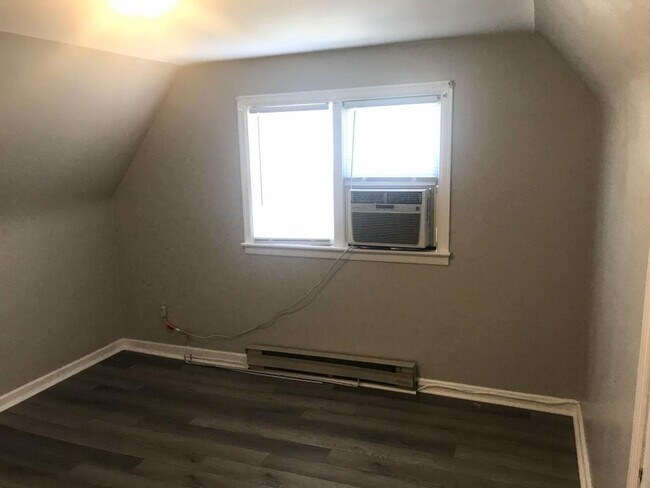 Building Photo - 106 1/2 Burton Ave, Apt B