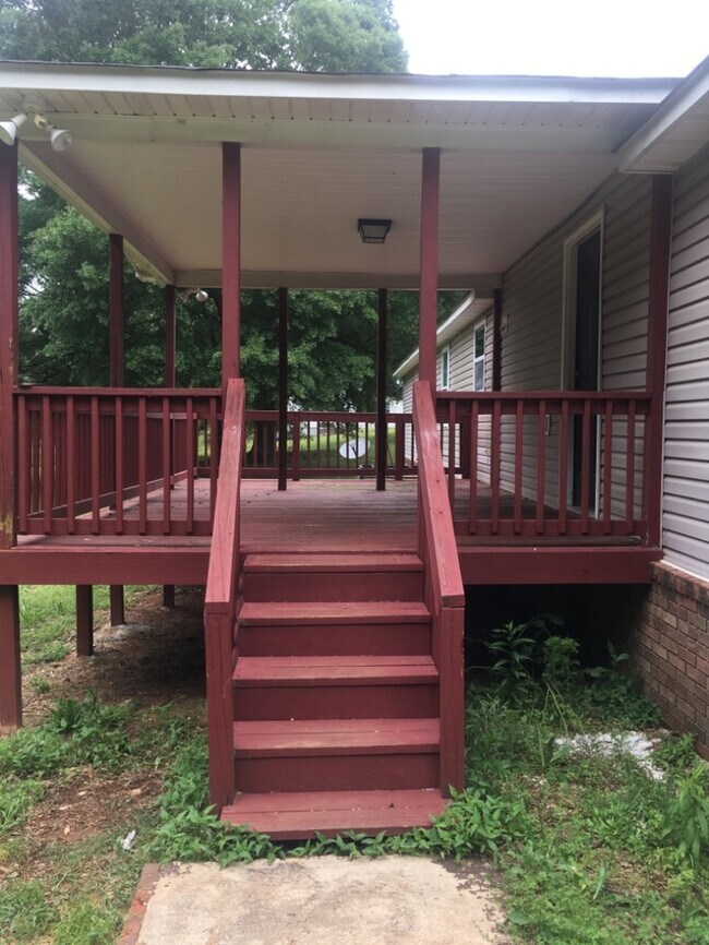 Building Photo - Nice Piedmont mobile home