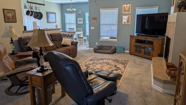 Sala de estar - 494 1/2 Chatfield Cir