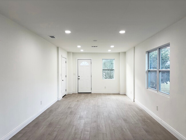 Building Photo - 2325 Westover Dr