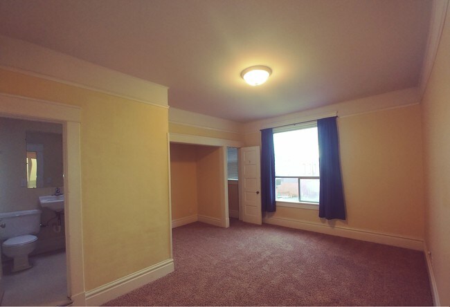 Building Photo - 112 E Spring St