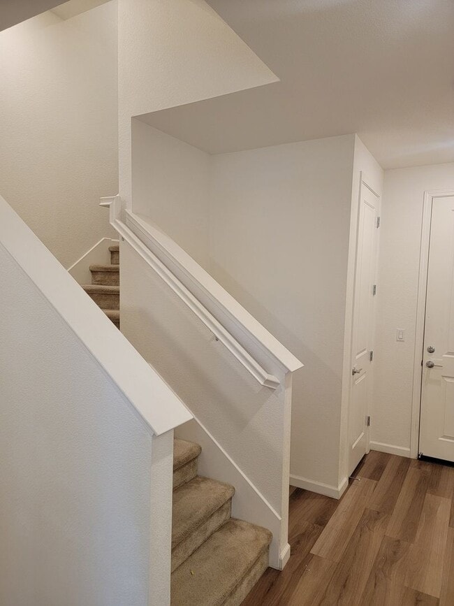 Building Photo - Beautiful 3 story home with 4 bedrooms 3.5...