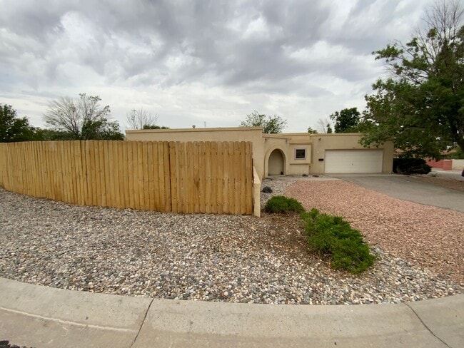 Building Photo - 2 Bedroom Single Story Home Available Near...