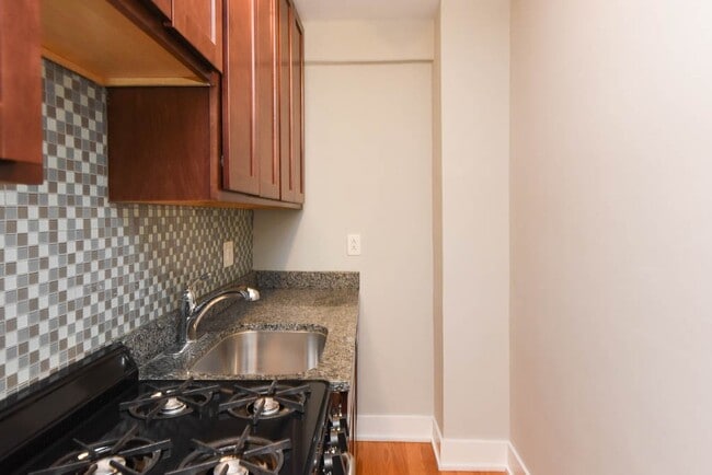 Building Photo - 430 W Roscoe St