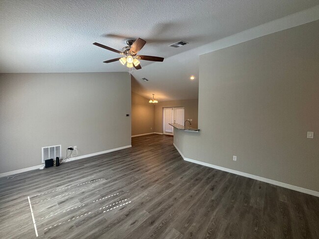 Building Photo - Great 3/2 in ideal location