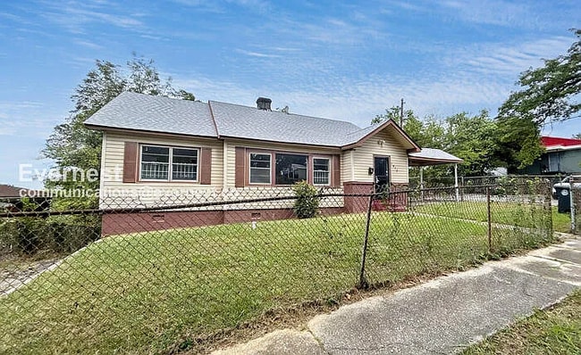 Building Photo - 1932 Portage Ave