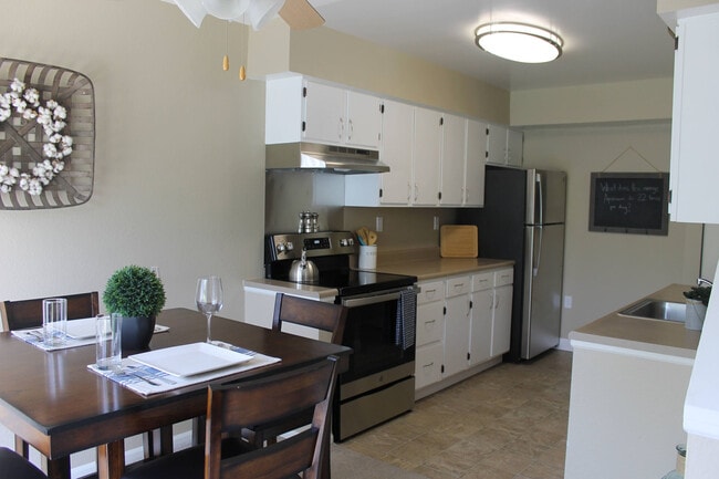 Building Photo - Hidden Creek