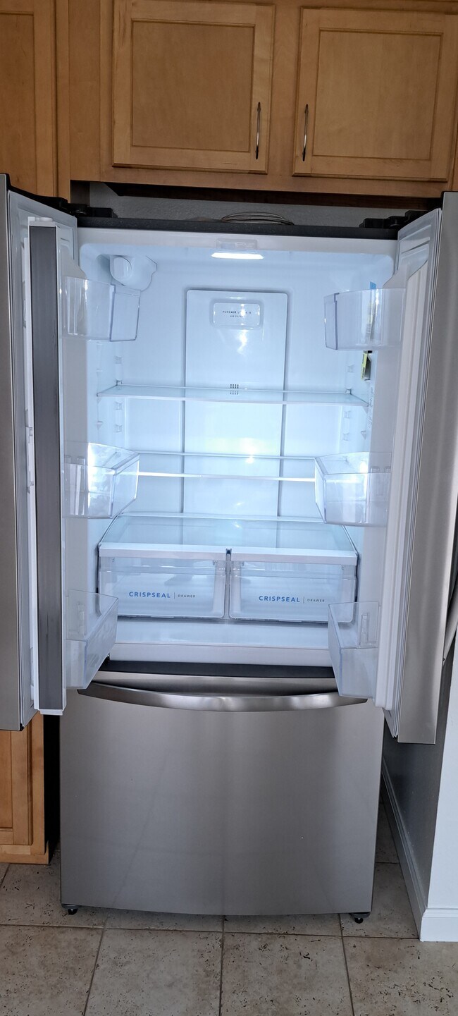 Interior de refrigerador nuevo con puertas francesas. - 314 20th St