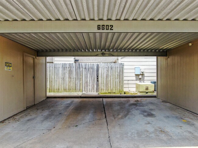 Foto del edificio - 6602 Montauk Dr