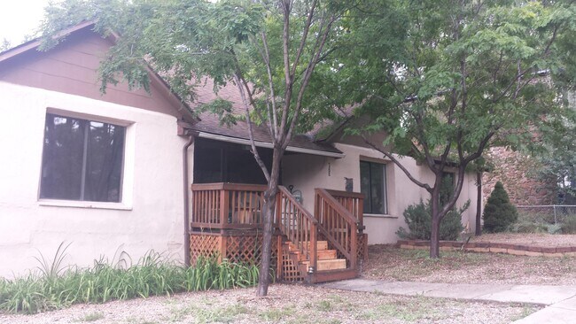 Building Photo - 823 W Summit Ave