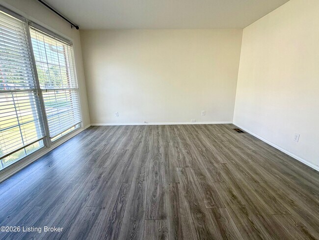 Foto del edificio - 6216 Hillcrest Ct