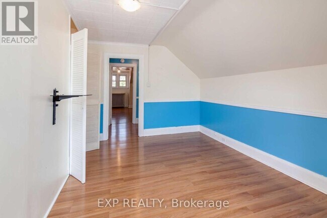 Photo du bâtiment - 896 Avenue Rd