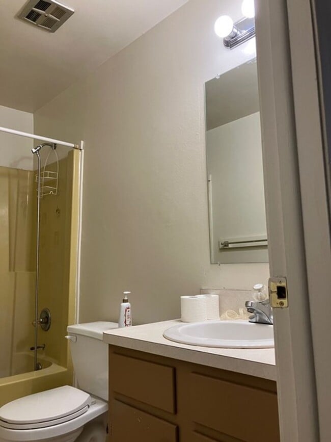 Foto del edificio - RANCH STYLE 2 BEDROOM DUPLEX FOR LEASE