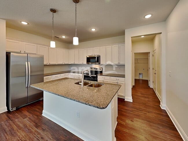 Building Photo - 400 Banyan Frst Dr