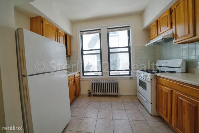 Primary Photo - 31-48-48 34th St