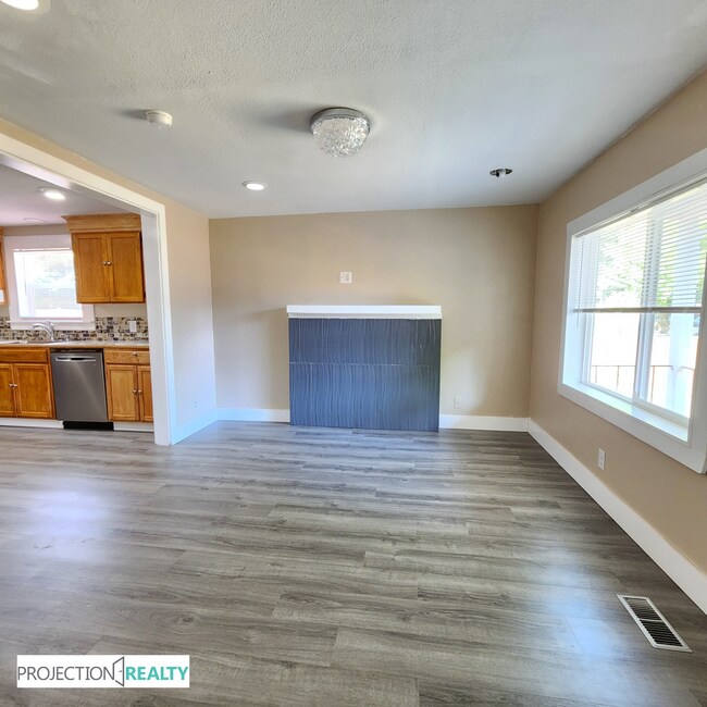 Building Photo - 1538 NE Dekum St