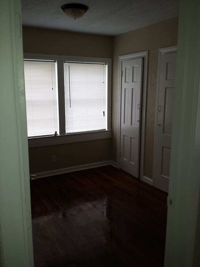 Building Photo - 3143 Magnoila, Unit b