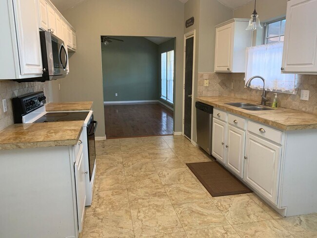Foto del edificio - Charming 3BD/2BA Single-Story Home on Corner Lot | No Carpet | Must See!