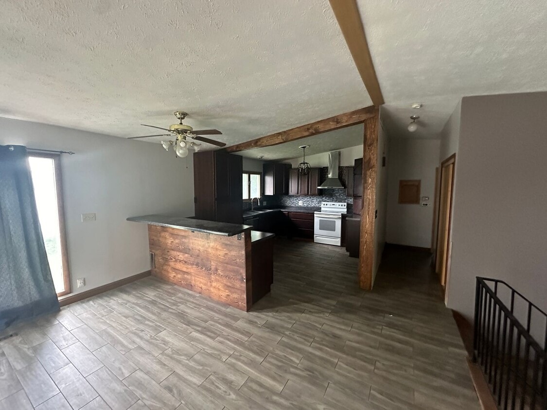 Building Photo - PET FRIENDLY 3 Bedroom 3 Bath