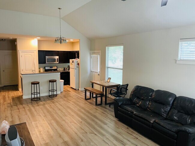 Living room - 2001 Faro Dr