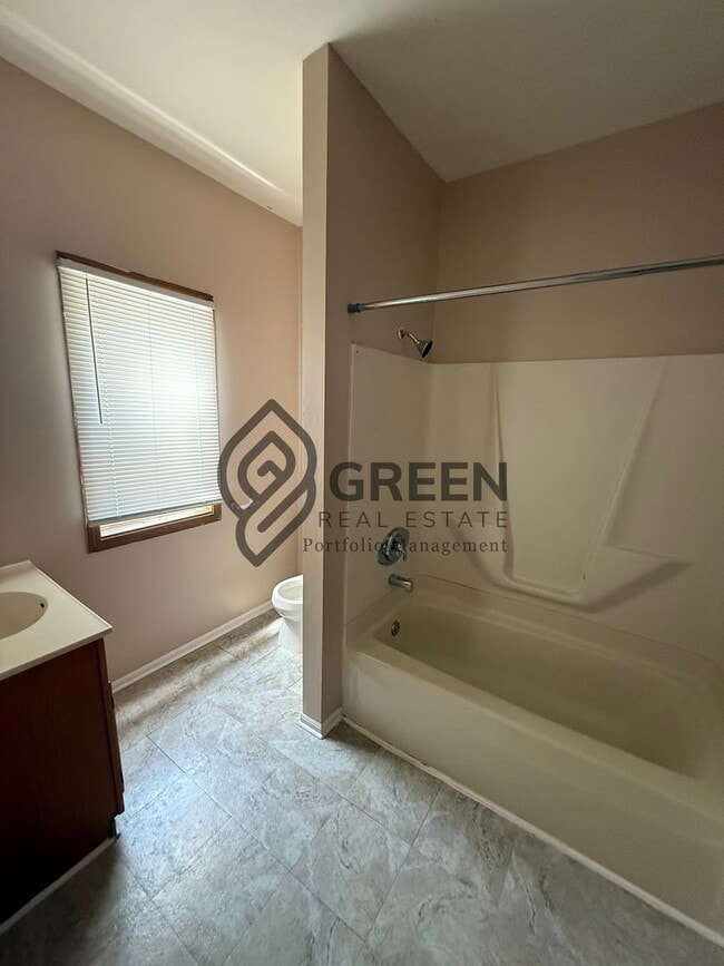 Building Photo - 2 bed 1 bathroom Apartment for rent in Kan...