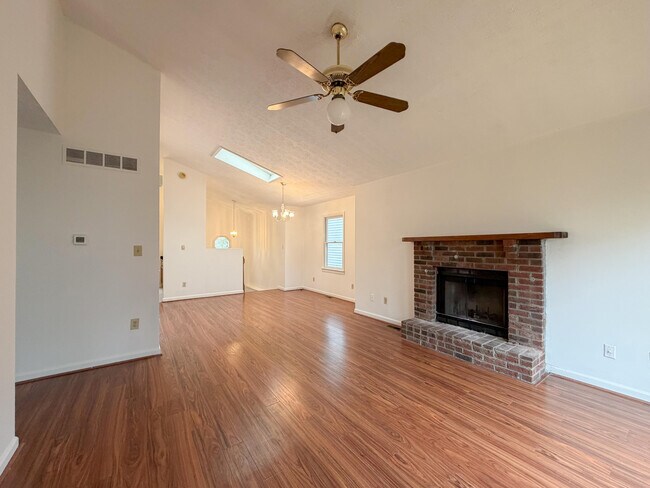 Foto del edificio - 352 Chase Pl