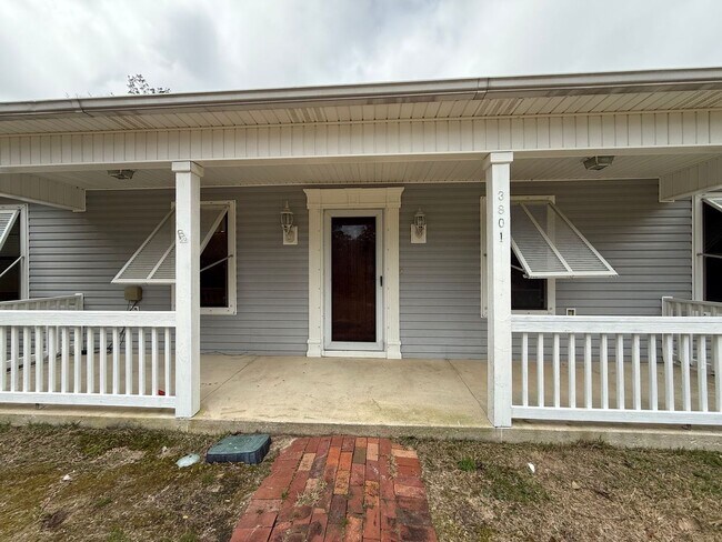 Building Photo - Pensacola - East Hill - 4 bedrooms, 3 bathroom - Mother in Law suite