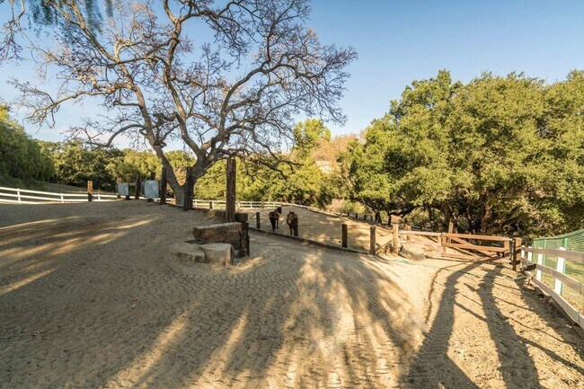 Building Photo - 5734 Fairview Pl