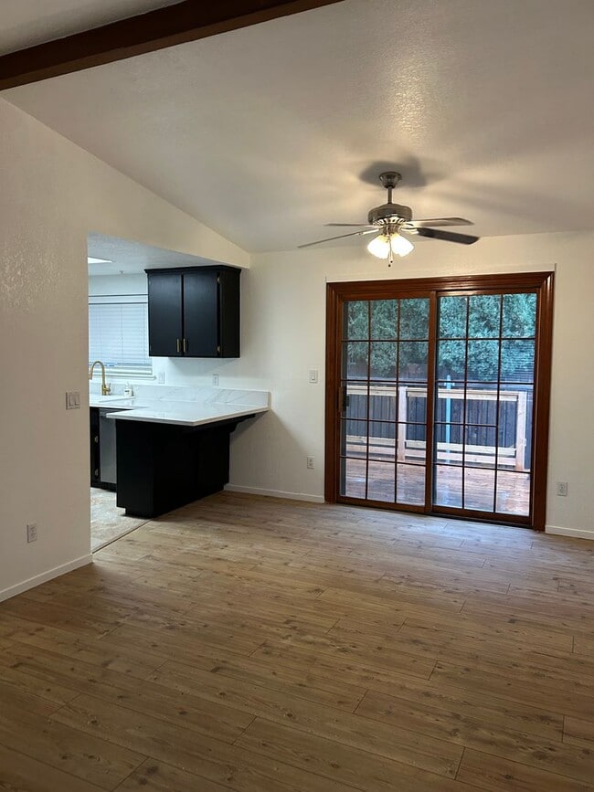 Building Photo - Beautiful upstairs condo with garage!