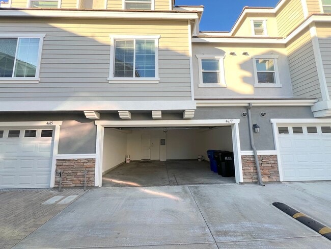 Foto del edificio - 4 Bedroom townhome available now in Cypress