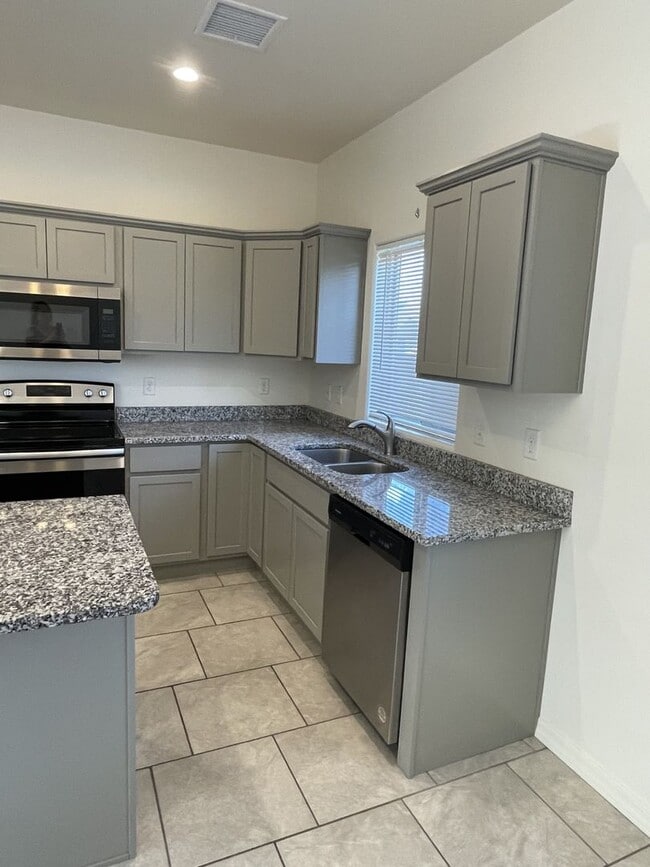 Building Photo - Sparkling clean and move in ready. Call fo...