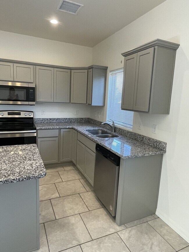 Foto del edificio - Sparkling clean and move in ready. Call fo...