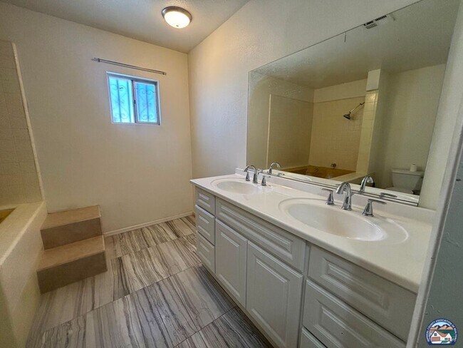 Building Photo - 572 Lenrey Ave