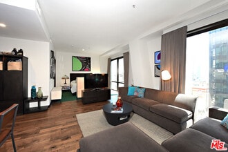 Building Photo - 655 S Hope St