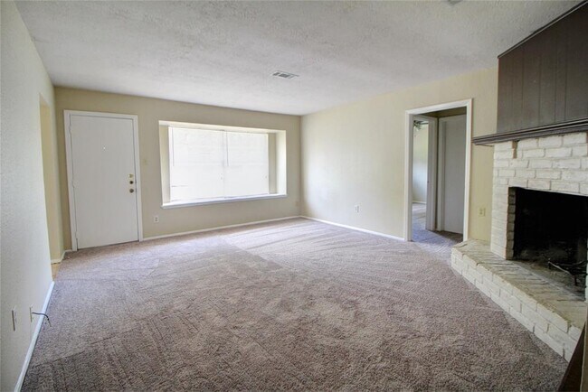 Foto del edificio - 9430 Golden Wood Ln