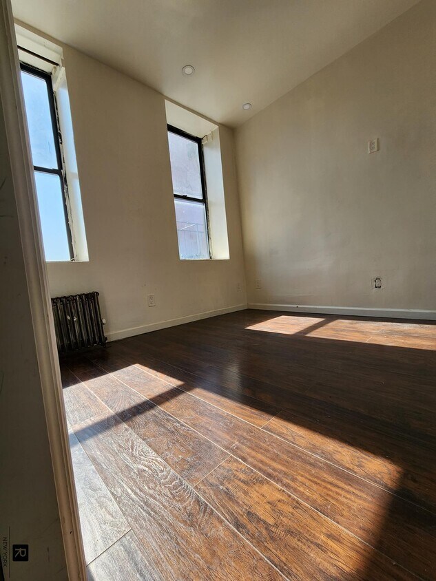 Primary Photo - 125 Madison St