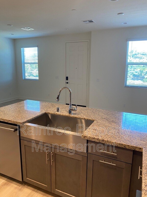 Building Photo - 2143 Solara Ln