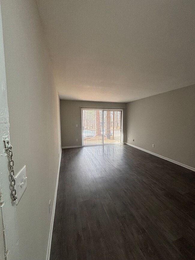 Building Photo - Spacious One Bedroom Available.  Close to University and Downtown Area.