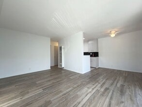 Building Photo - 290 W 19th St