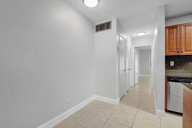 Building Photo - 3915 S Flagler Dr