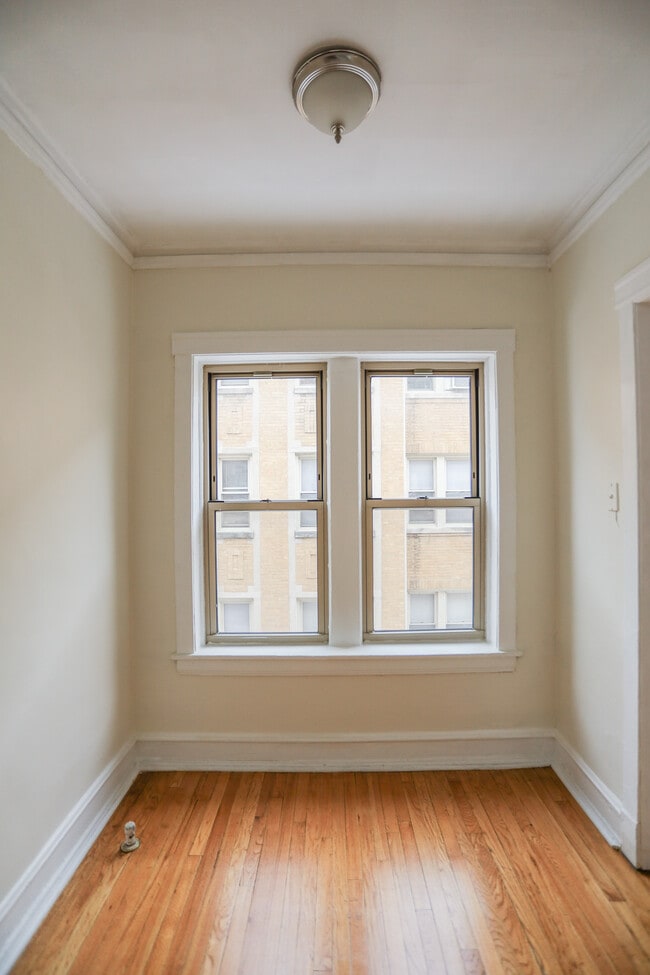 Building Photo - 1365 W Greenleaf Ave