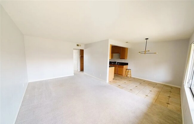 Foto del edificio - WELL MAINTAINED CONDO AT CREEKSIDE VILLAGE!