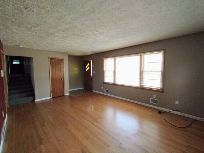 Building Photo - 3 bedrooms and 1.5 bathrooms, 2 car garage...