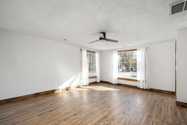 Building Photo - COMPLETELY REMODELED 3 Bedroom | 1 Bathroo...