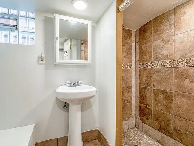 Building Photo - Modern Living in the Heart of LoHi with Mo...