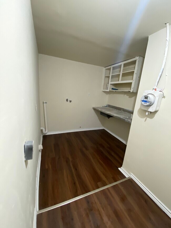 Laundry room - 1458 Blaine Dr