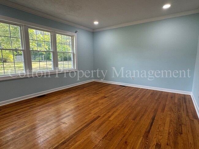 Building Photo - Large "5BR"/2.5BA Split Level home on spac...