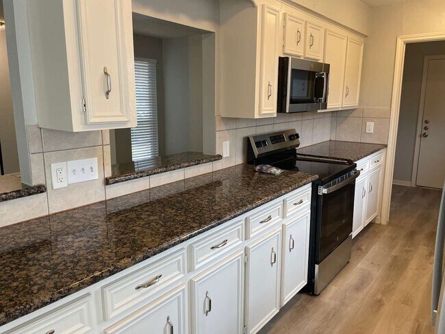 Building Photo - 2306 Cambridge Ct N