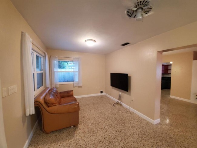 Building Photo - 5726 Waneta Place